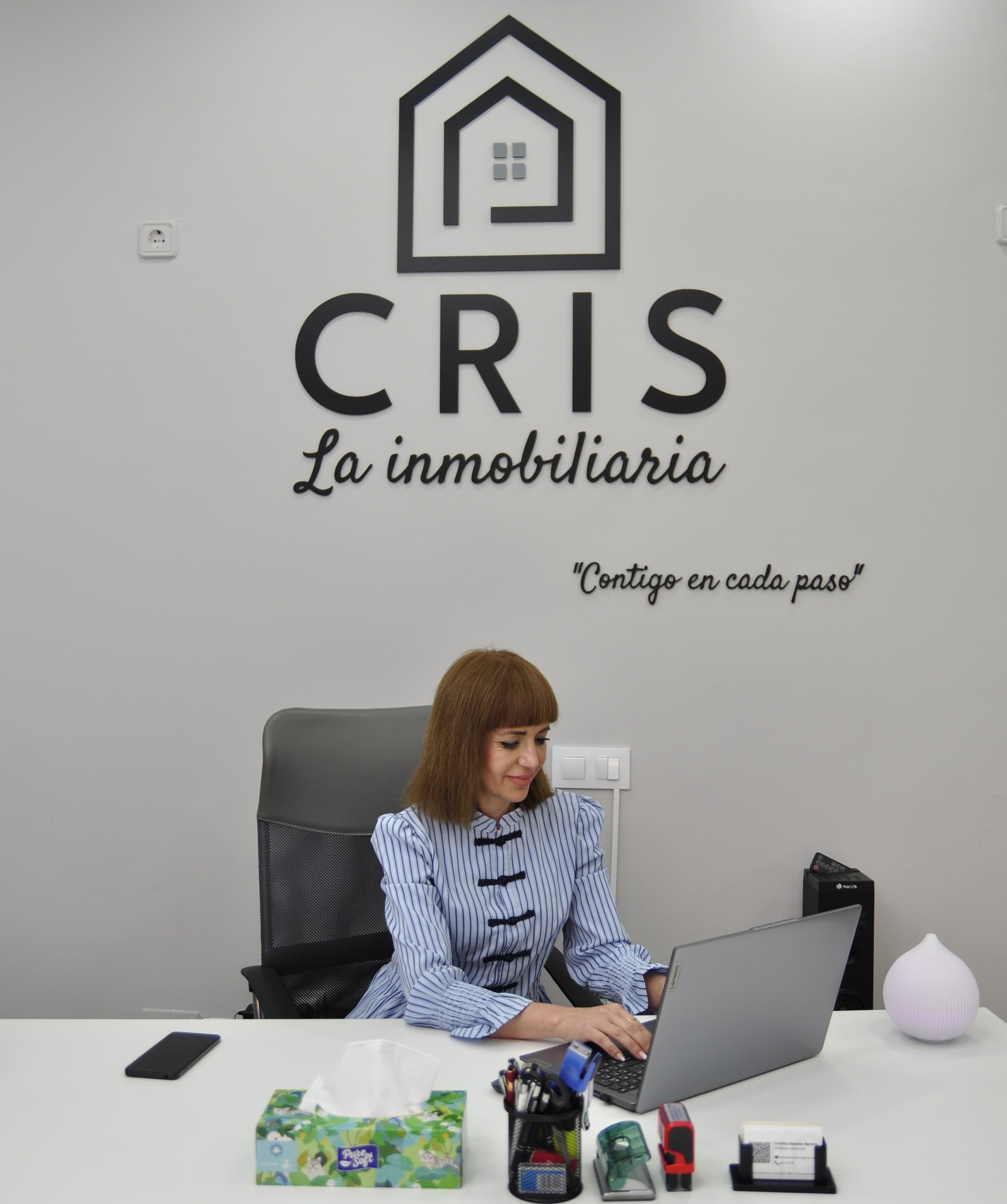 Cris, asesora inmobiliaria